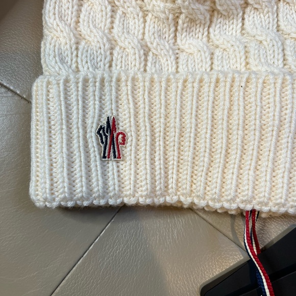 Moncler beanie with tags - Picture 3 of 5